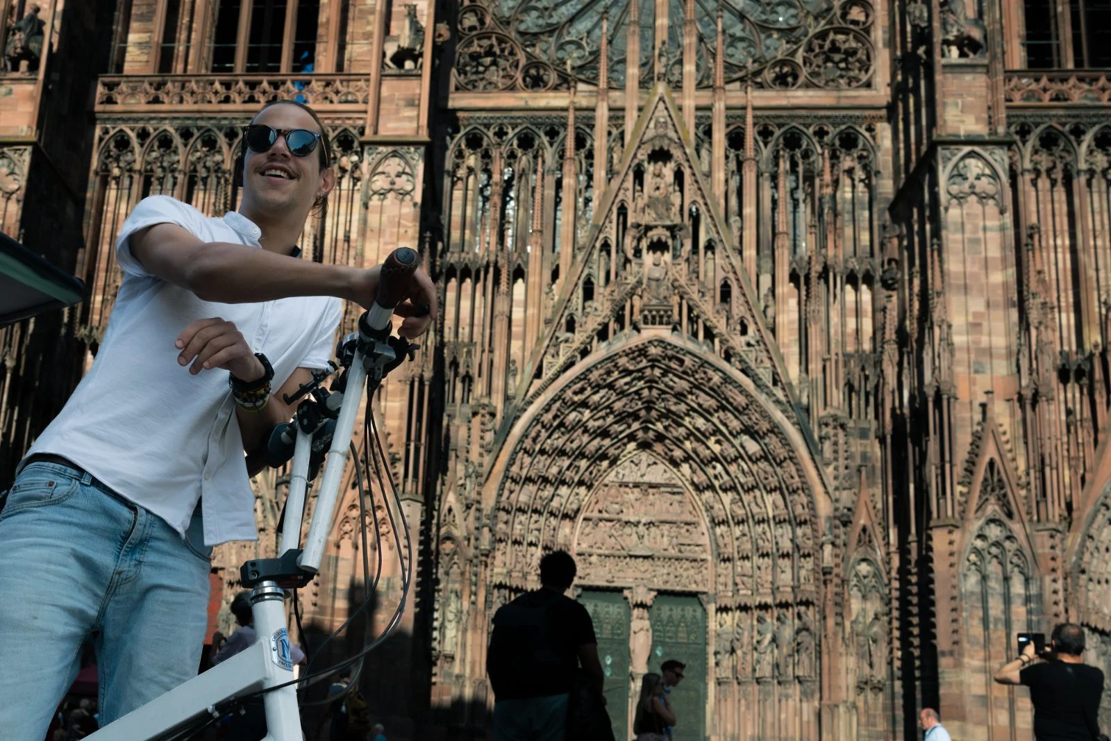 Antoine, fondateur de Bike & Visit, devant la cathédrale